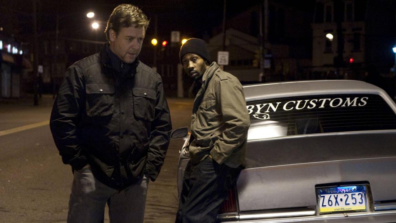 Russel Crowe und RZA in "The Next Three Days", neben einem Auto. Russel Crowe und RZA in "The Next Three Days", neben einem Auto.