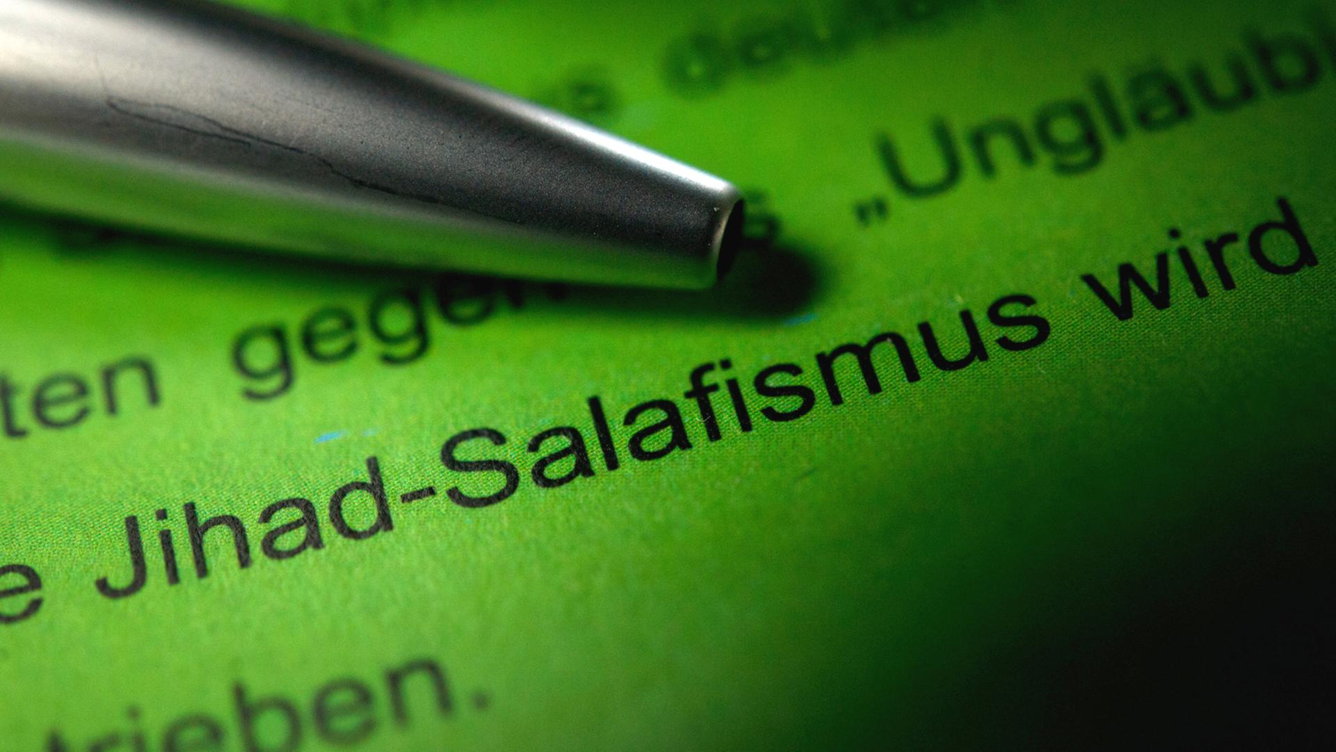 Ein Kugelschreiber zeigt auf einen Text, in dem die Worte "Jihad-Salafismus" zu lesen sind. Ein Kugelschreiber zeigt auf einen Text, in dem die Worte "Jihad-Salafismus" zu lesen sind.