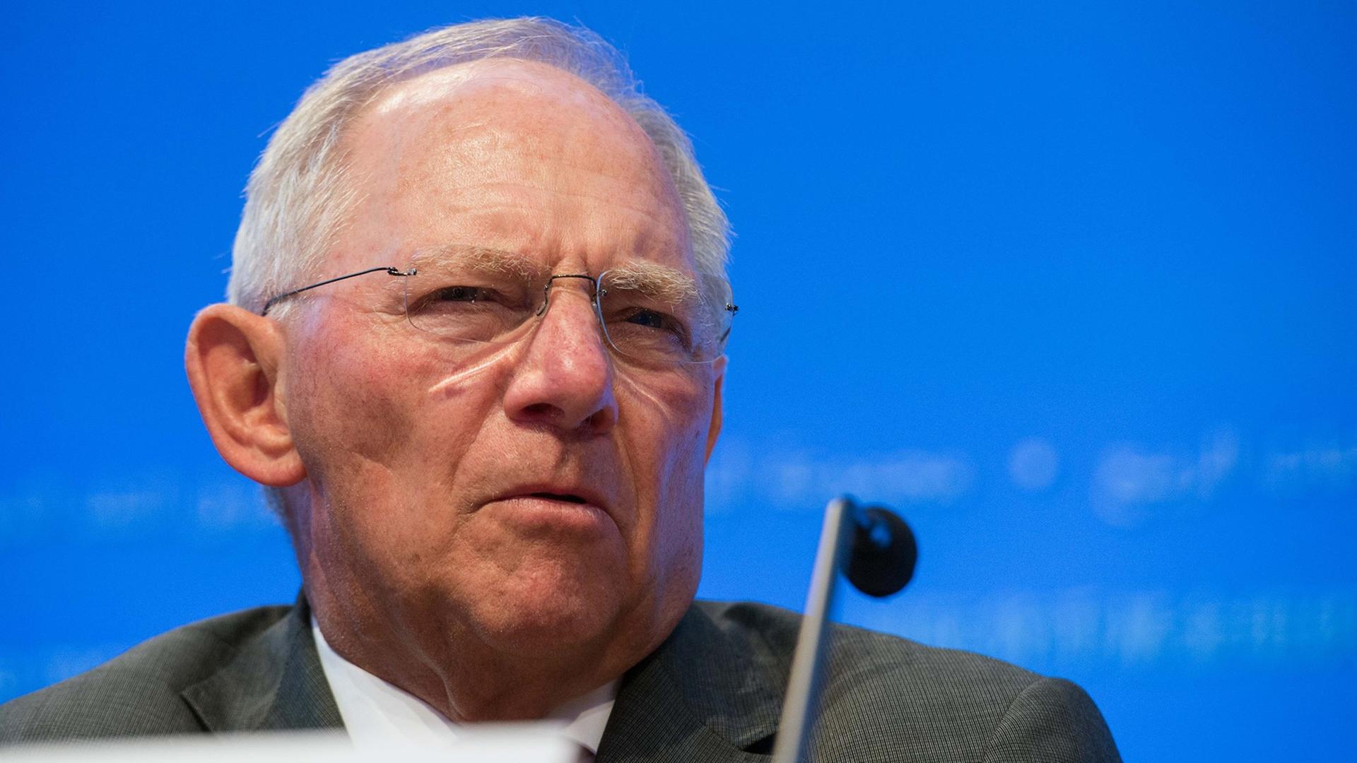 Bundesfinanzminister Wolfgang Schäuble bei einer Pressekonferenz zur Frühjahrstagung von IWF und Weltbank. Bundesfinanzminister Wolfgang Schäuble bei einer Pressekonferenz zur Frühjahrstagung von IWF und Weltbank.