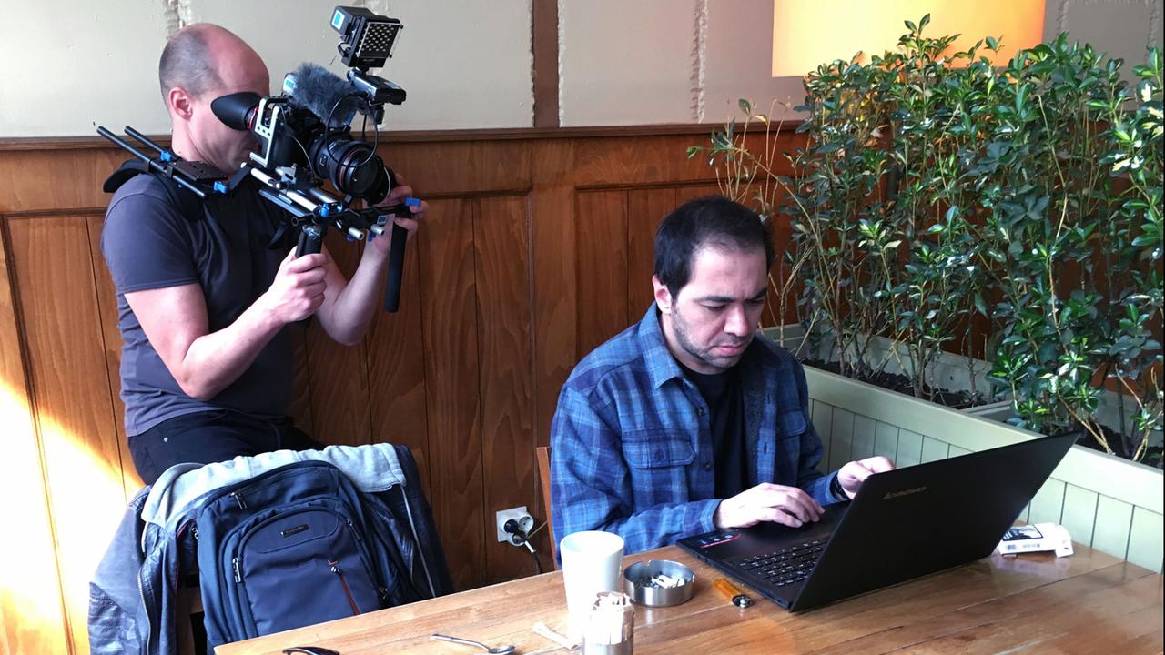 Christan Feiland filmt den Herausgeber der türkischen Satire-Zeitschrift "Zaytung". Christan Feiland filmt den Herausgeber der türkischen Satire-Zeitschrift "Zaytung".