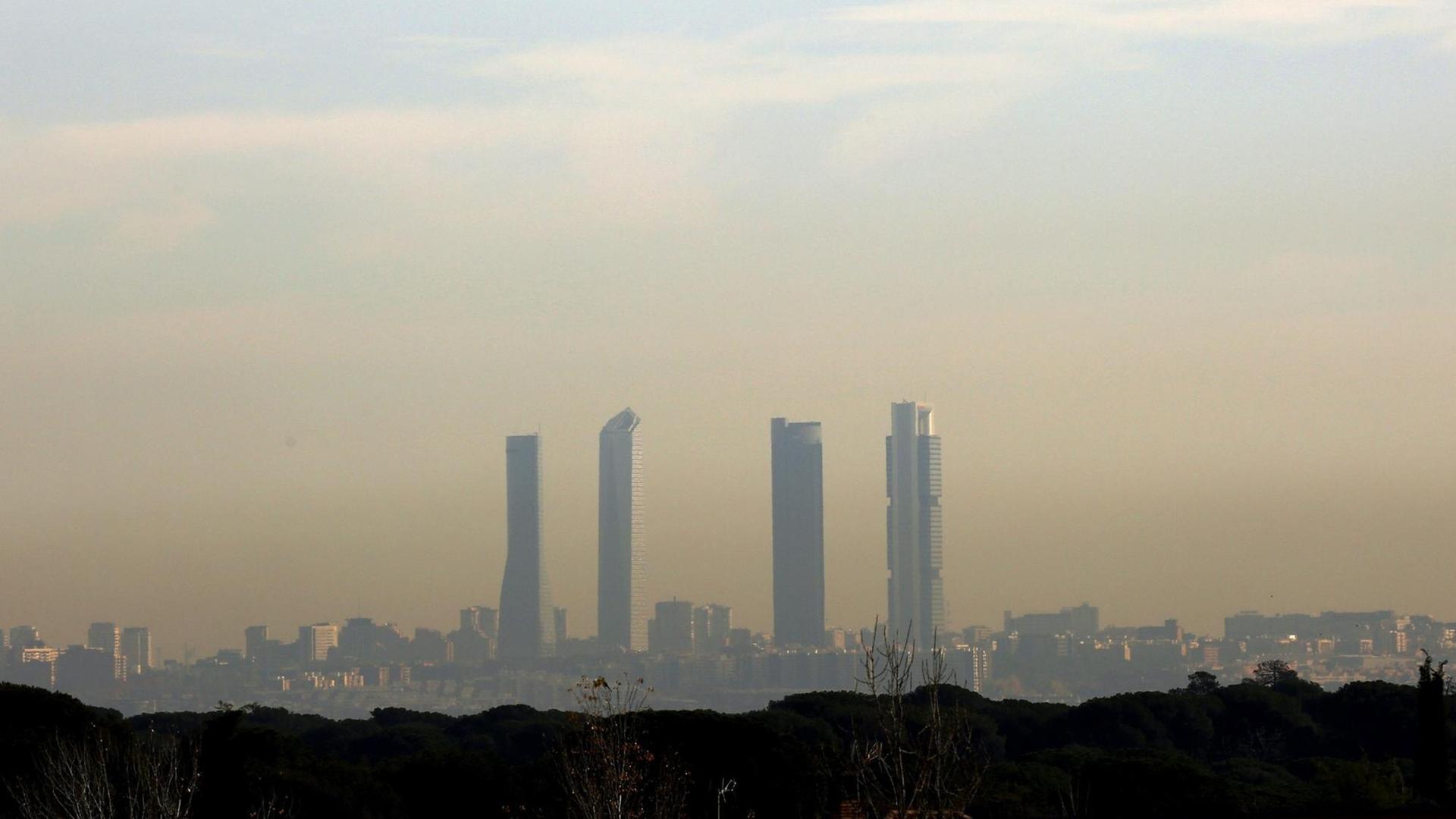 epa05054185 A view of Madrid's skyline under a visible cloud of smog provoked by the high pollution in the city, Spain, 04 December 2015. New high levels of NO2 (nitrogen dioxide) have raised the contamination alert and reactivated emergency measures including traffic restrictions. Madrid's polluted atmosphere is under constant surveillance as NO2 levels keep rising due to general good weather and lack of rain or wind recently. Traffic restrictions will continue until NO2 levels drop. EPA/SERGIO BARRENECHEA | epa05054185 A view of Madrid's skyline under a visible cloud of smog provoked by the high pollution in the city, Spain, 04 December 2015. New high levels of NO2 (nitrogen dioxide) have raised the contamination alert and reactivated emergency measures including traffic restrictions. Madrid's polluted atmosphere is under constant surveillance as NO2 levels keep rising due to general good weather and lack of rain or wind recently. Traffic restrictions will continue until NO2 levels drop. EPA/SERGIO BARRENECHEA |
