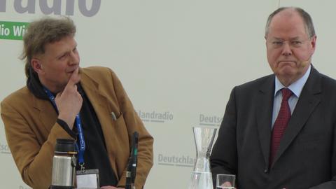 Moderator Klaus Pokatzky und Peer Steinbrück