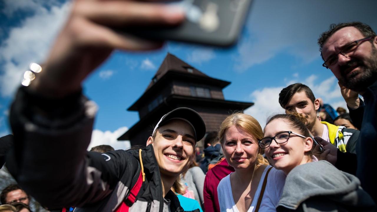 Die slowakische Präsidentschaftskandidatin Zuzana Caputova posiert im Wahlkampf mit Anhängern für ein Selfie während einer gemeinsamen Wanderung auf den Sitno-Berg in der Nähe von Banska Stiavnica 