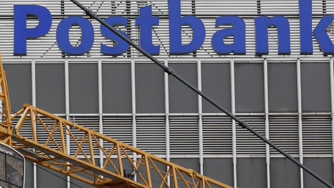 Vor der Postbank-Zentrale in Essen (Nordrhein-Westfalen) steht am 17.06.2014 ein Baukran, der zu einer Baustelle vor dem Verwaltungsgebäude gehört. Vor der Postbank-Zentrale in Essen (Nordrhein-Westfalen) steht am 17.06.2014 ein Baukran, der zu einer Baustelle vor dem Verwaltungsgebäude gehört.