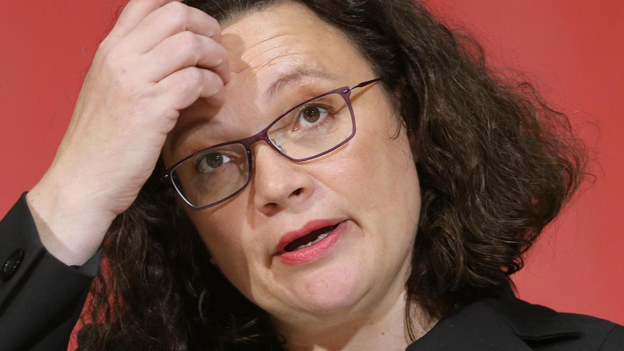 29.10.2018, Berlin: Andrea Nahles (SPD), Bundesvorsitzende der SPD, beantwortet nach der Sitzung des Vorstandes der SPD-Bundespartei im Willy-Brandt-Haus Fragen von Journalisten zu den Ergebnissen der Landtagswahl in Hessen 29.10.2018, Berlin: Andrea Nahles (SPD), Bundesvorsitzende der SPD, beantwortet nach der Sitzung des Vorstandes der SPD-Bundespartei im Willy-Brandt-Haus Fragen von Journalisten zu den Ergebnissen der Landtagswahl in Hessen