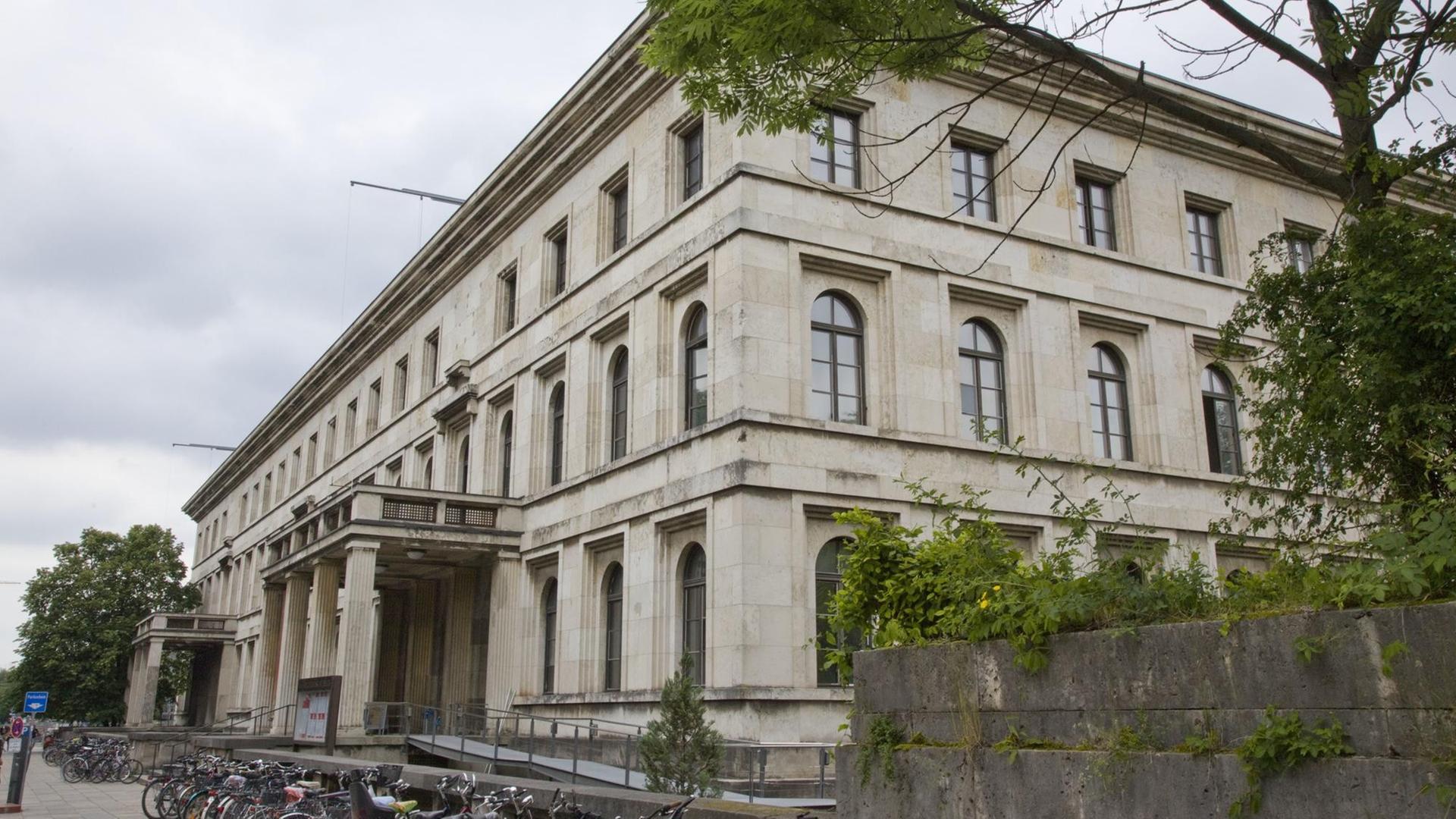 Der ehemalige "Fuehrerbau" in der Arcisstraße, in dem 1938 das Muenchner Abkommen geschlossen wurde, heute Musikhochschule. Massives Gebäude von der Seite zu sehen mit davor geparkten Fahrrädern Der ehemalige "Fuehrerbau" in der Arcisstraße, in dem 1938 das Muenchner Abkommen geschlossen wurde, heute Musikhochschule. Massives Gebäude von der Seite zu sehen mit davor geparkten Fahrrädern