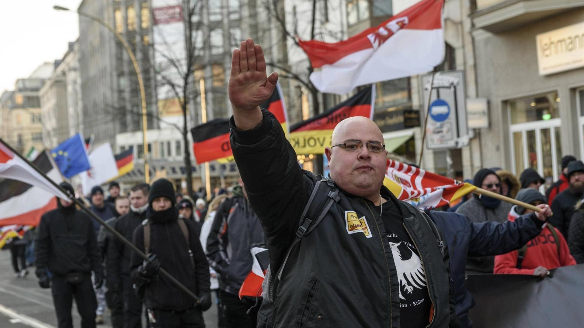 Demonstrant zeigt den Hitlergruss.