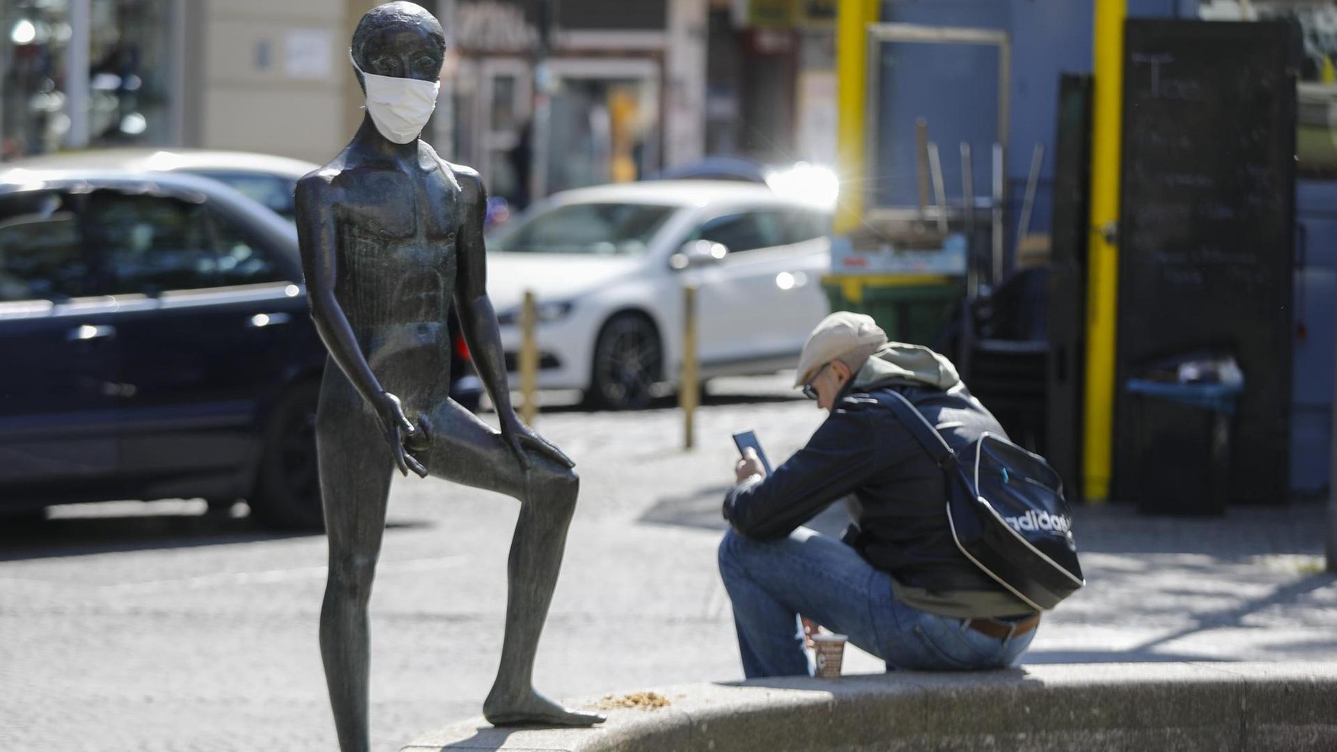 Unbekannte haben einer Figur des Kunstobjekts "Linda mit Schwan, Zyklopen und Zentauer" am Berliner Karl-Marx-Platz mit Mundschutz versehen. Das wegen der Corona Pandemie geltende Kontaktverbot ist um einige Wochen verlängert. Unbekannte haben einer Figur des Kunstobjekts "Linda mit Schwan, Zyklopen und Zentauer" am Berliner Karl-Marx-Platz mit Mundschutz versehen. Das wegen der Corona Pandemie geltende Kontaktverbot ist um einige Wochen verlängert.