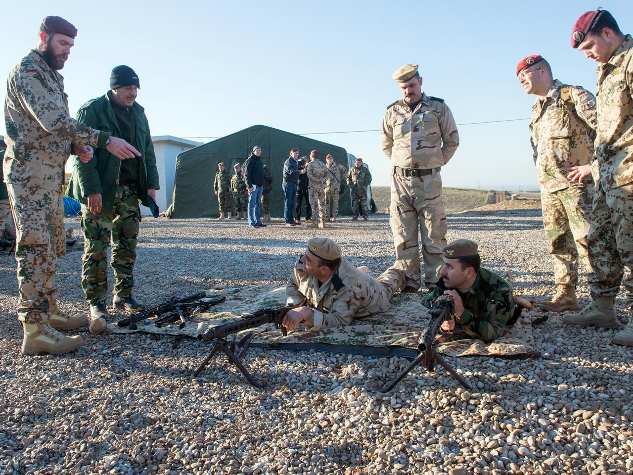Bundeswehrsoldaten bei der Ausbildung von Peschmerga-Kämpfern im "Zeravani Training Centre" in Bnaslava in der Nähe von Erbil in Kurdistan