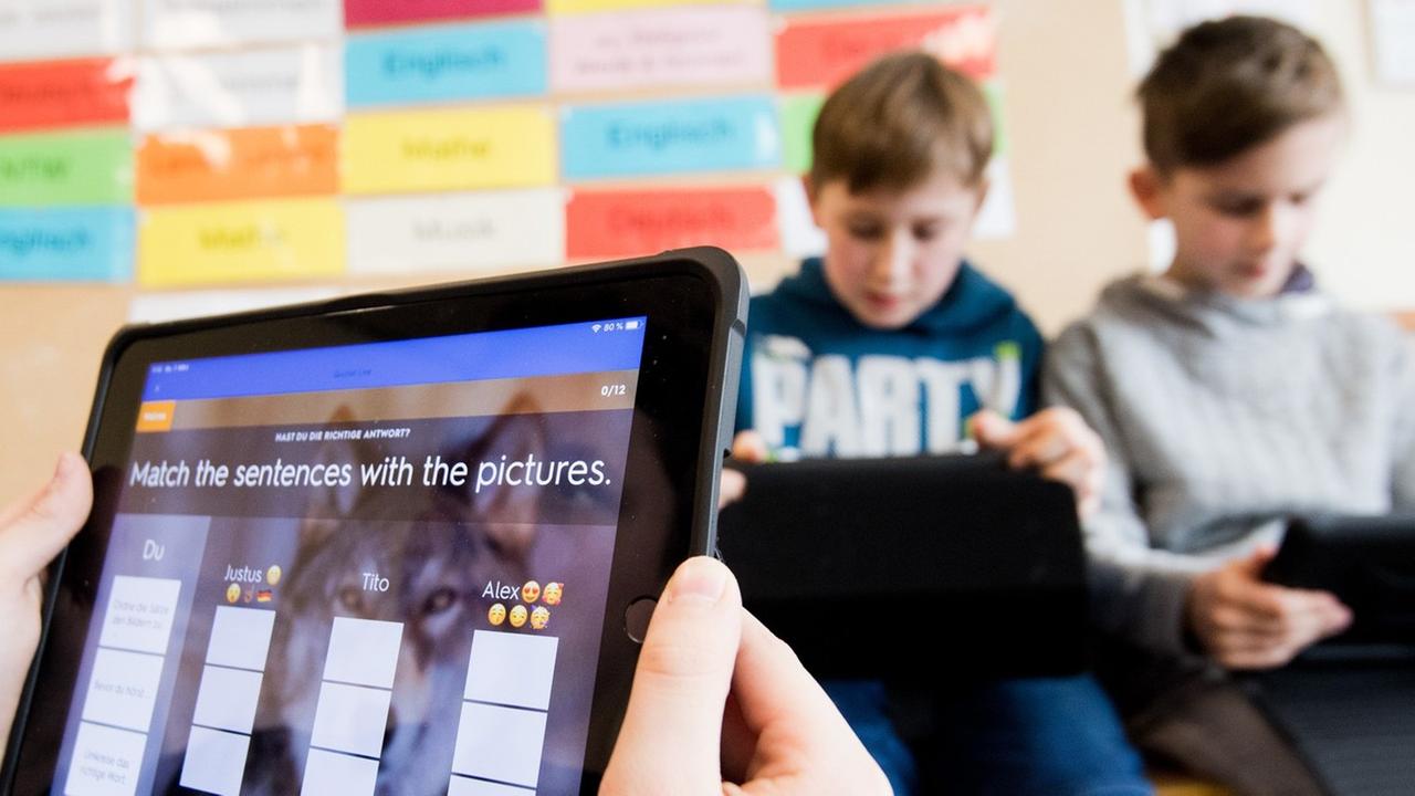 Schüler einer 5. Klasse lernen mit einem iPad im Englischunterricht an einer Oberschule in der Region Hannover. Schüler einer 5. Klasse lernen mit einem iPad im Englischunterricht an einer Oberschule in der Region Hannover.