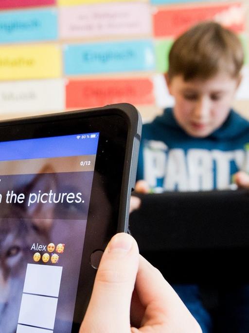 Schüler einer 5. Klasse lernen mit einem iPad im Englischunterricht an einer Oberschule in der Region Hannover.