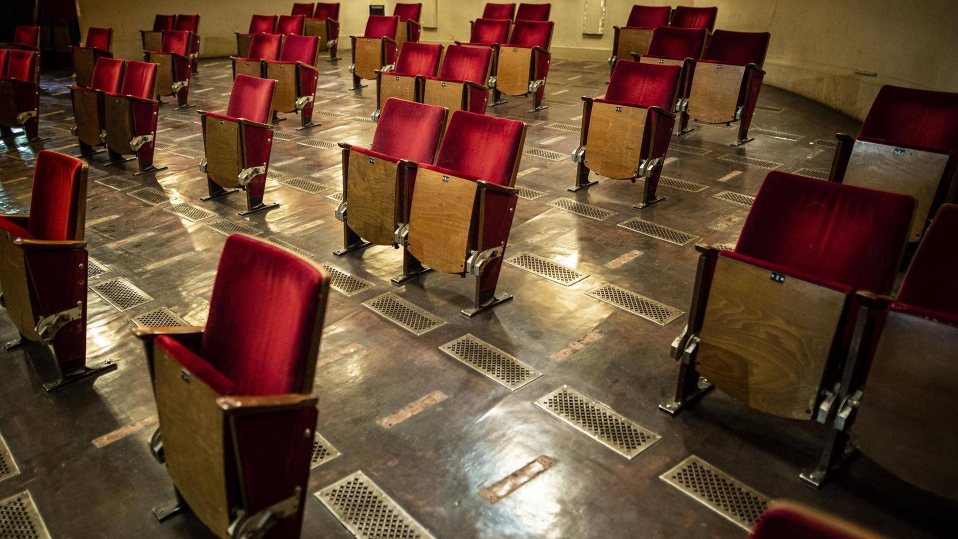 Umgebaute Sitzreihen zur Einhaltung der Abstandsregeln in einem Theater. Der Abstand zwischen den Sitzen ist gemäß den Regeln deutlich vergrößert. Umgebaute Sitzreihen zur Einhaltung der Abstandsregeln in einem Theater. Der Abstand zwischen den Sitzen ist gemäß den Regeln deutlich vergrößert.