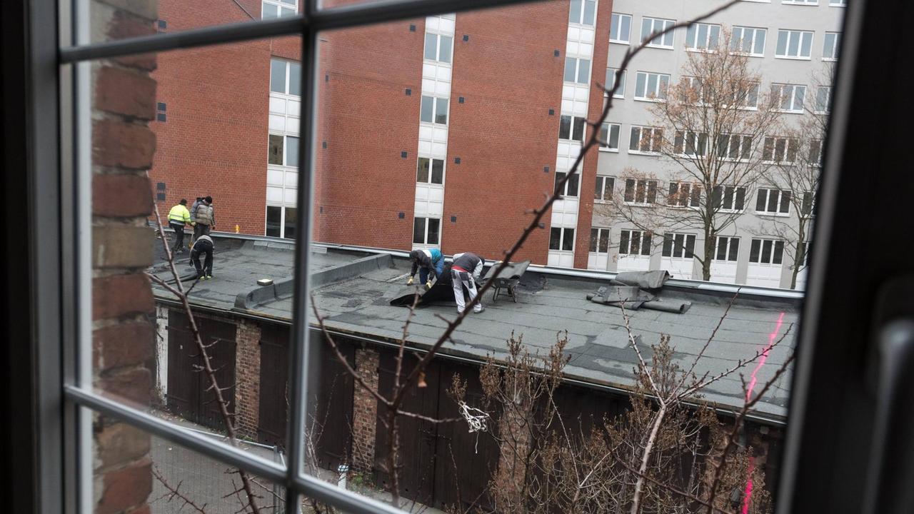 Blick aus dem Fenster eines Anwohners während der Abrissarbeiten der Garagen im Dezember 2018 im Hinterhof in der Koloniestraße 10 Berlin Wedding Blick aus dem Fenster eines Anwohners während der Abrissarbeiten der Garagen im Dezember 2018 im Hinterhof in der Koloniestraße 10 Berlin Wedding
