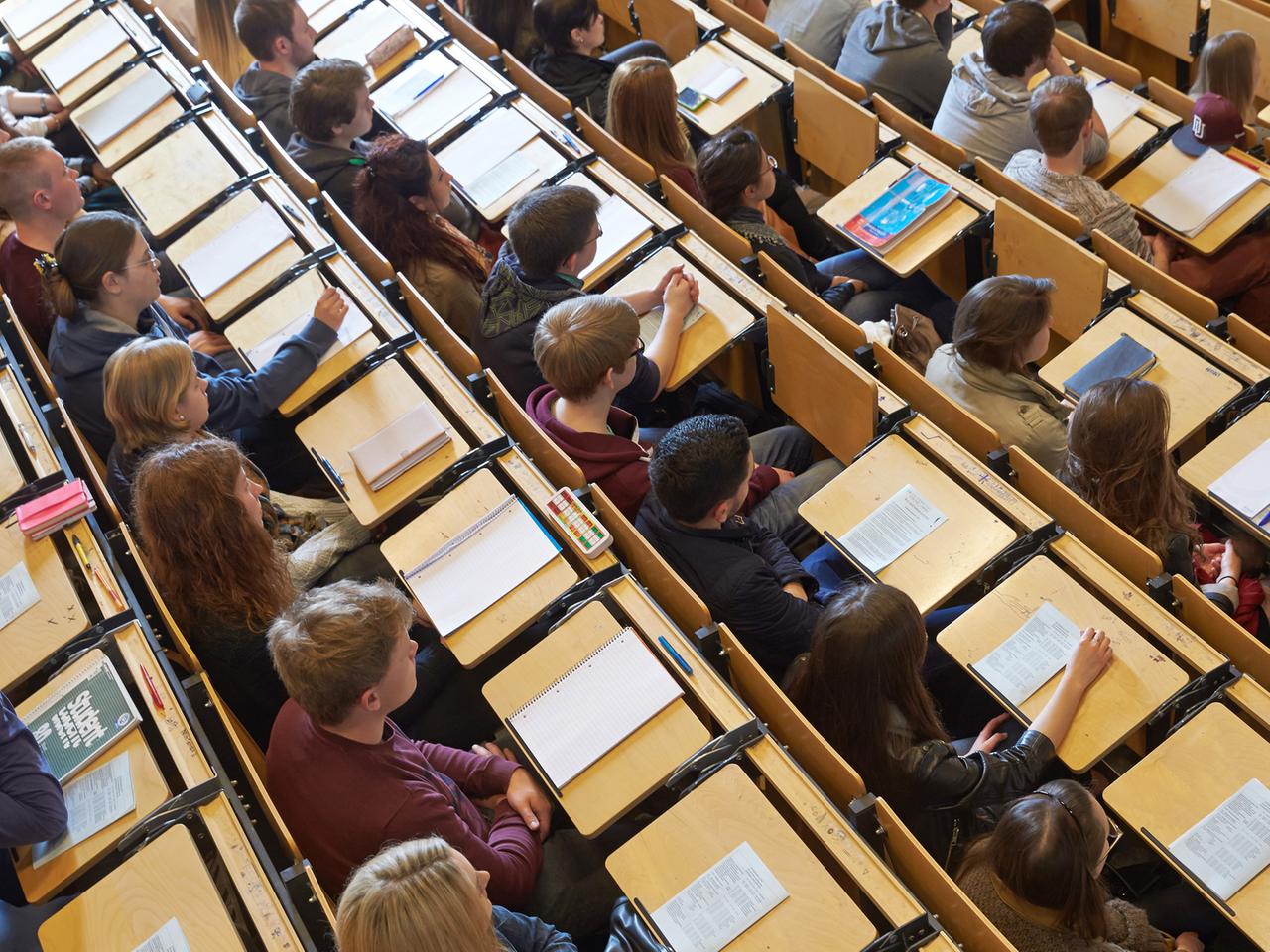 Studenten sitzen am Campus Koblenz der Universität Koblenz-Landau im großen Hörsaal.