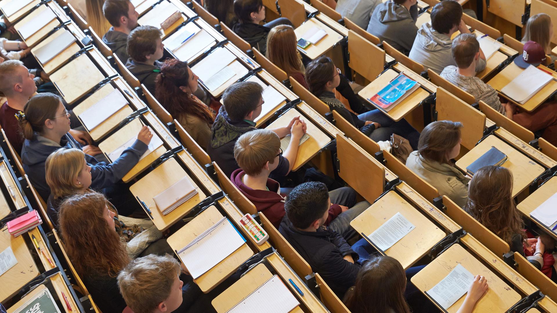 Studenten in einem Hörsaal - fotografiert aus der Vogelperspektive Studenten in einem Hörsaal - fotografiert aus der Vogelperspektive