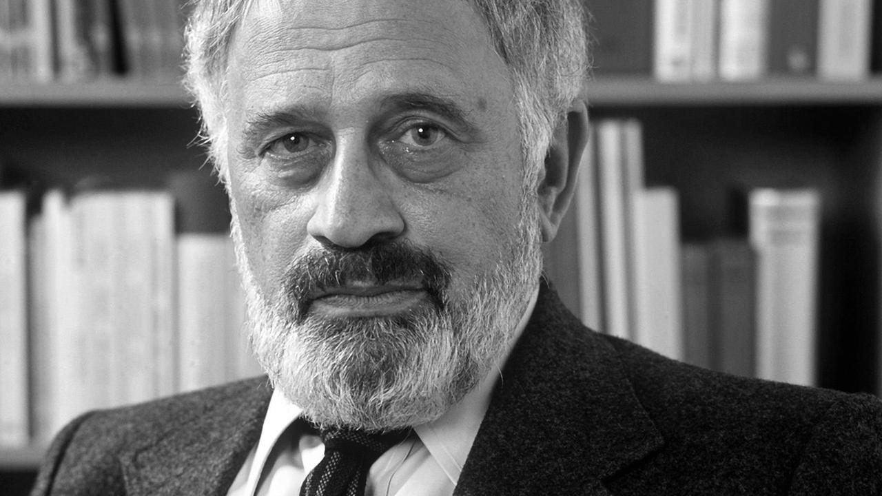 Der Schriftsteller (u.a."Masante", "Klage und Antiklage") Wolfgang Hildsheimer, aufgenommen während der Internationalen Frankfurter Buchmesse im Oktober 1977. Er wurde am 9. Dezember 1916 in Hamburg geboren und ist am 21. August 1991 in Poschiavo (Schweiz) gestorben. Der Schriftsteller (u.a."Masante", "Klage und Antiklage") Wolfgang Hildsheimer, aufgenommen während der Internationalen Frankfurter Buchmesse im Oktober 1977. Er wurde am 9. Dezember 1916 in Hamburg geboren und ist am 21. August 1991 in Poschiavo (Schweiz) gestorben.