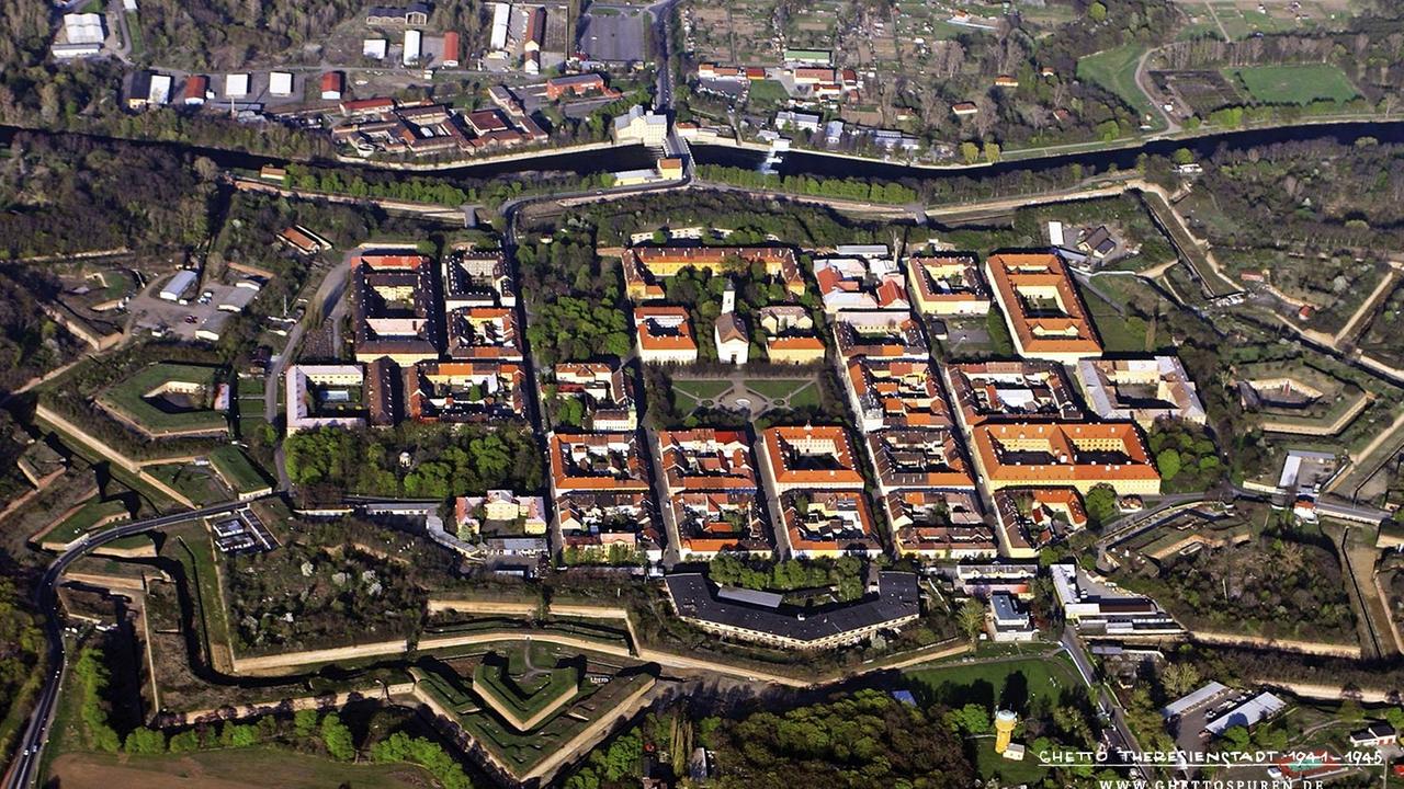 Luftbilad von Terezín mit Umrissen der festungsanlage, die gut zu erkennen sind Luftbilad von Terezín mit Umrissen der festungsanlage, die gut zu erkennen sind
