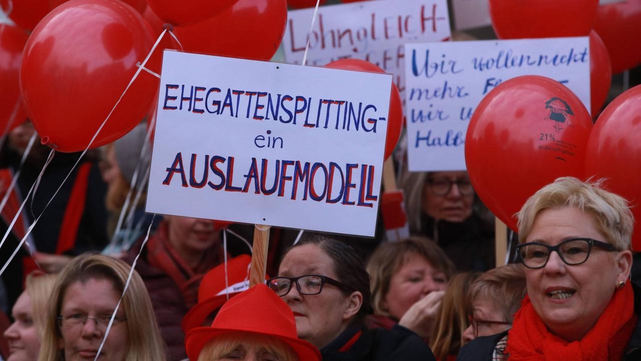 Schild auf einer Demonstration zum Equalpayday in Dortmund: "Ehegattensplitting ein Auslaufmodell" Schild auf einer Demonstration zum Equalpayday in Dortmund: "Ehegattensplitting ein Auslaufmodell"