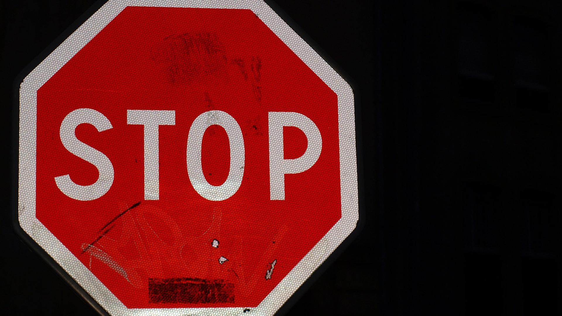 Blick auf ein Stop-Schild im Dunkeln. Blick auf ein Stop-Schild im Dunkeln.