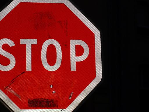 Blick auf ein Stop-Schild im Dunkeln.