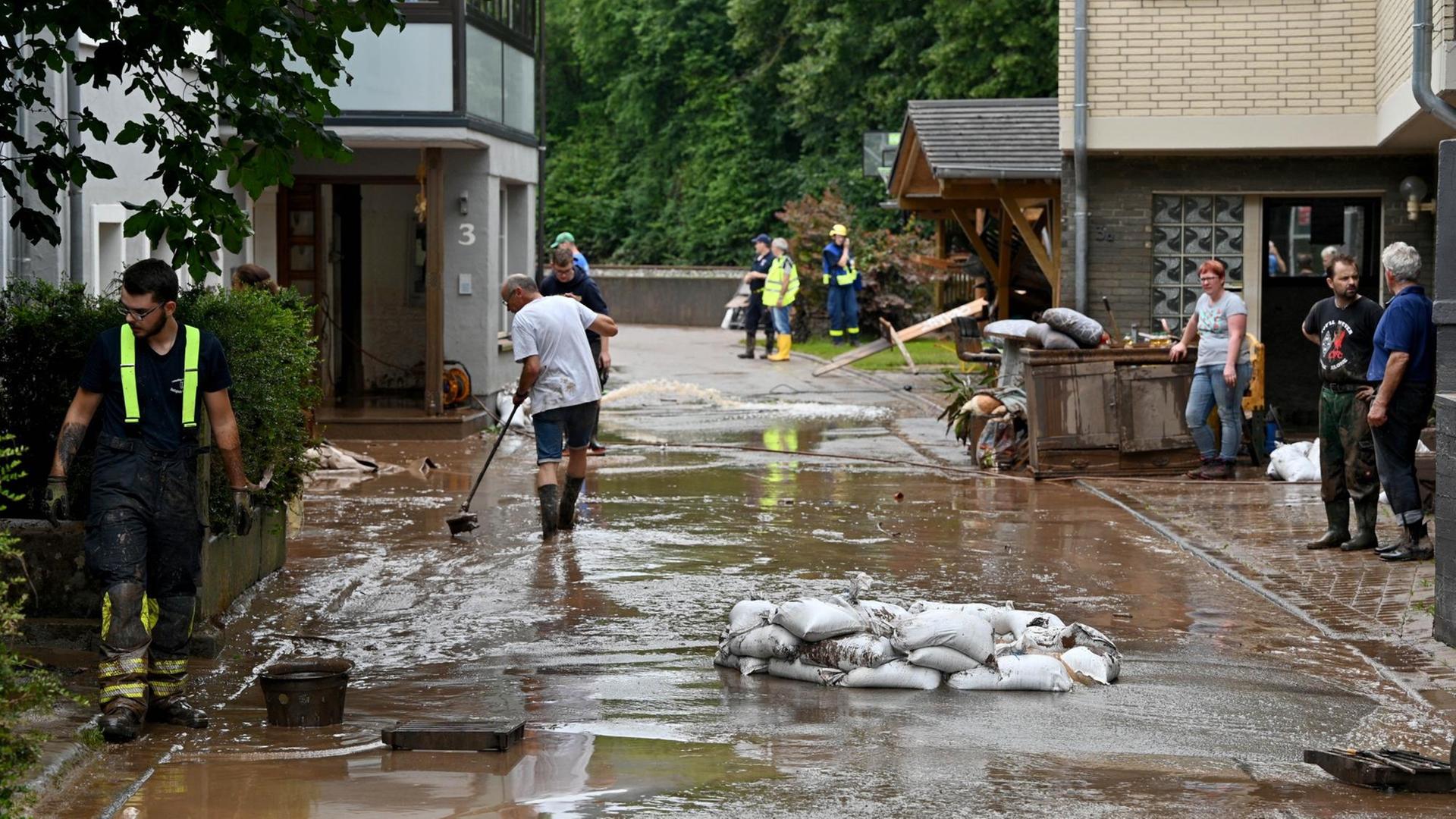 Die Menschen räumen in Kordel die Schäden nach dem Hochwasser der Kyll vor zwei Tagen auf. Auch wenn die Pegel sinken, ist die Lage weiter kritisch. Noch gibt es Bereiche in dem Ort mit 2000 Einwohnern, die nicht erreichbar sind. An einigen Stellen besteht Hangrutschgefahr. Die Menschen räumen in Kordel die Schäden nach dem Hochwasser der Kyll vor zwei Tagen auf. Auch wenn die Pegel sinken, ist die Lage weiter kritisch. Noch gibt es Bereiche in dem Ort mit 2000 Einwohnern, die nicht erreichbar sind. An einigen Stellen besteht Hangrutschgefahr.