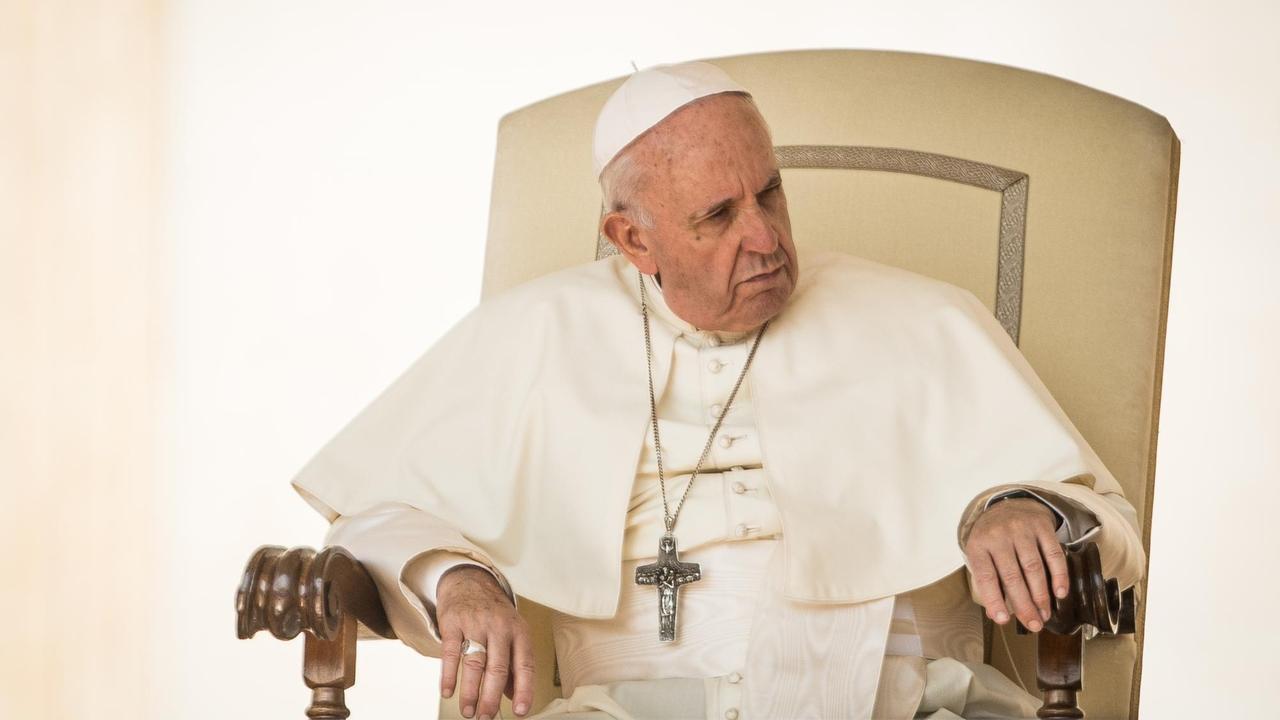 Papst Franziskus während seiner wöchentlichen Audienz auf dem Petersplatz in Rom. Papst Franziskus während seiner wöchentlichen Audienz auf dem Petersplatz in Rom.