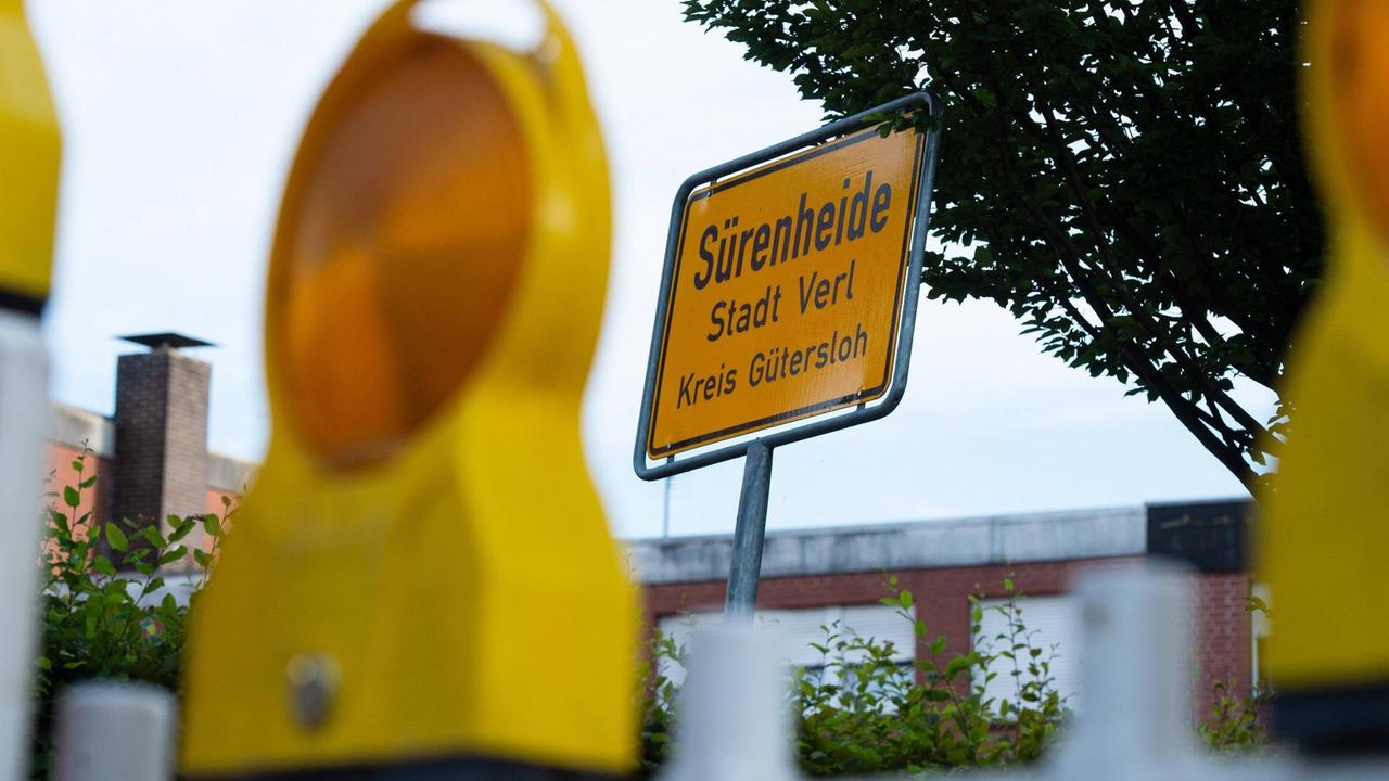 Verl: Wohnsiedlung, in der Mitarbeiter des Fleischerbetriebs Tönnies untergebracht sind, unter Quarantäne Verl: Wohnsiedlung, in der Mitarbeiter des Fleischerbetriebs Tönnies untergebracht sind, unter Quarantäne