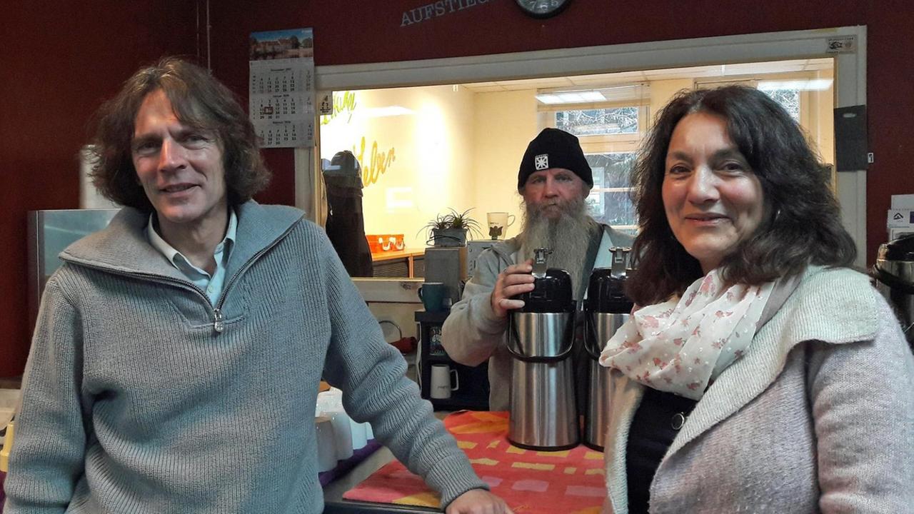 Sozialarbeiter Stephan Karrenbauer und Chefredakteurin Birgit Müller am Kaffeetresen des Hamburger Straßenmagazins "Hinz & Kunzt"