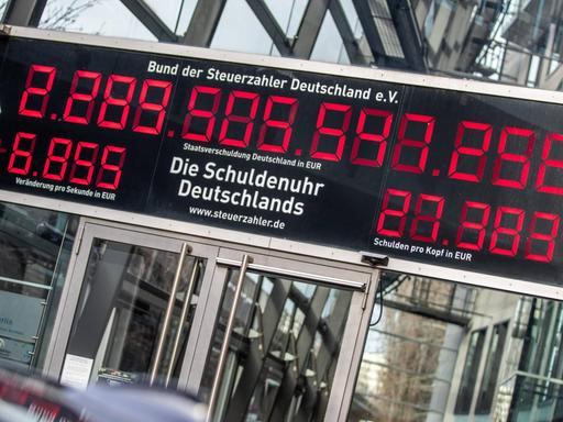 Schuldenuhr des Bundes der Steuerzahler im Januar 2021. Schon damals zeigte sie mehr als 2,2 Billionen Euro Staatsverschuldung in Deutschland, rund 27.000 Euro pro Kopf.