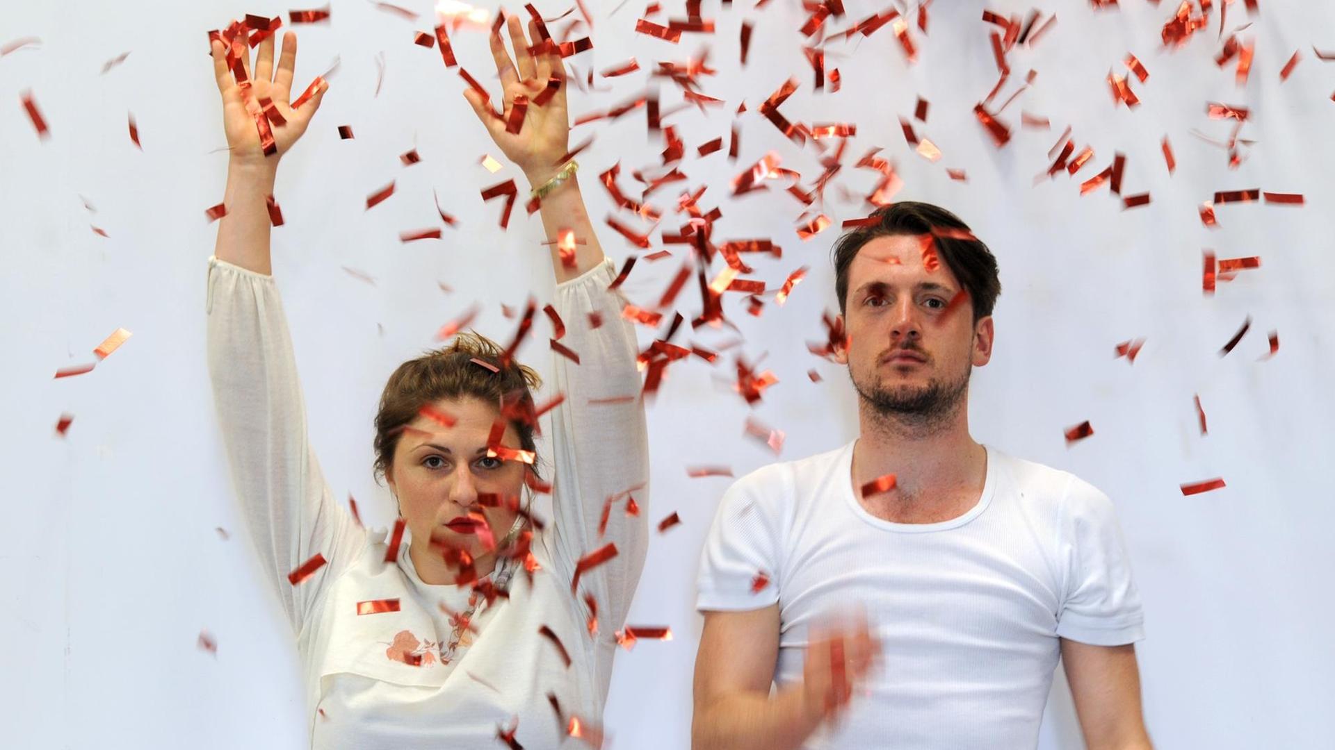 Die beiden Schauspieler des Oldenburger Staatstheaters, Lisa Jopt und Johannes Lange, berieseln sich am 10.05.2016 in ihrem Probenraum in Oldenburg (Niedersachsen) symbolisch selber mit Flitter. So wie sie diese Inszenierung selbst in die Hand nehmen, engagieren sie sich auch als Mitbegründer in dem neuen Ensemble-Netzwerk, das sich bundesweit für bessere Arbeitsbedingungen von Schauspielern einsetzt. Foto: Ingo Wagner/dpa (Zu dpa "Theater am Limit - Schauspieler fordern mehr Rechte" vom 24.05.2016) | Verwendung weltweit Die beiden Schauspieler des Oldenburger Staatstheaters, Lisa Jopt und Johannes Lange, berieseln sich am 10.05.2016 in ihrem Probenraum in Oldenburg (Niedersachsen) symbolisch selber mit Flitter. So wie sie diese Inszenierung selbst in die Hand nehmen, engagieren sie sich auch als Mitbegründer in dem neuen Ensemble-Netzwerk, das sich bundesweit für bessere Arbeitsbedingungen von Schauspielern einsetzt. Foto: Ingo Wagner/dpa (Zu dpa "Theater am Limit - Schauspieler fordern mehr Rechte" vom 24.05.2016) | Verwendung weltweit