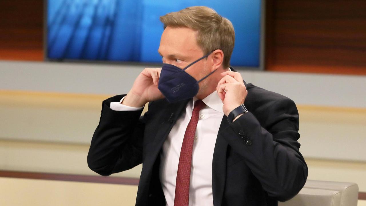Christian Lindner mit blauer Atemschutzmaske in der ARD-Talkshow "Anne Will". Christian Lindner mit blauer Atemschutzmaske in der ARD-Talkshow "Anne Will".