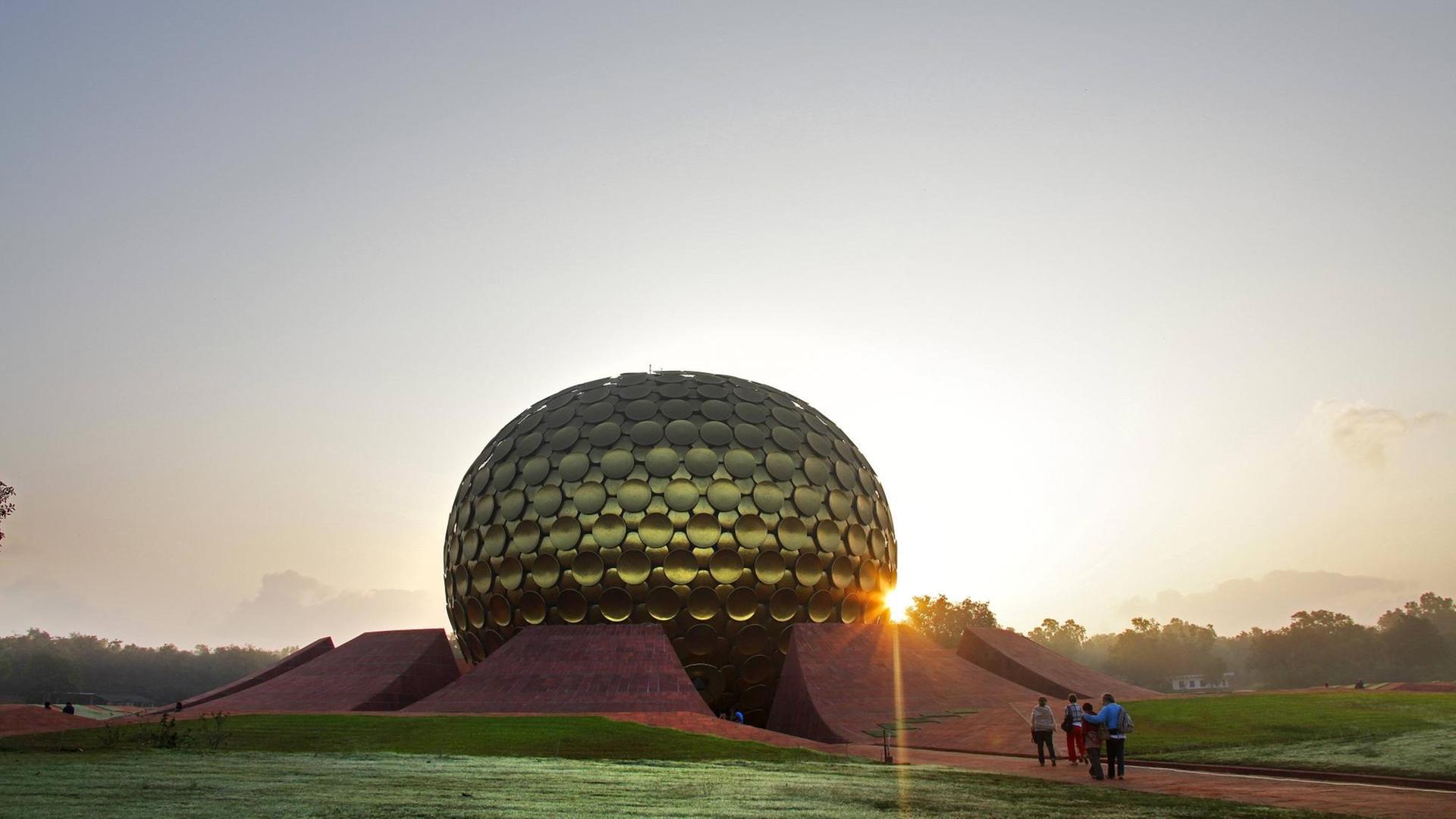 Der Tempel Matrimandir, das Heiligtum in Auroville im südindischen Staat Tamil Nadu. Der Tempel Matrimandir, das Heiligtum in Auroville im südindischen Staat Tamil Nadu.