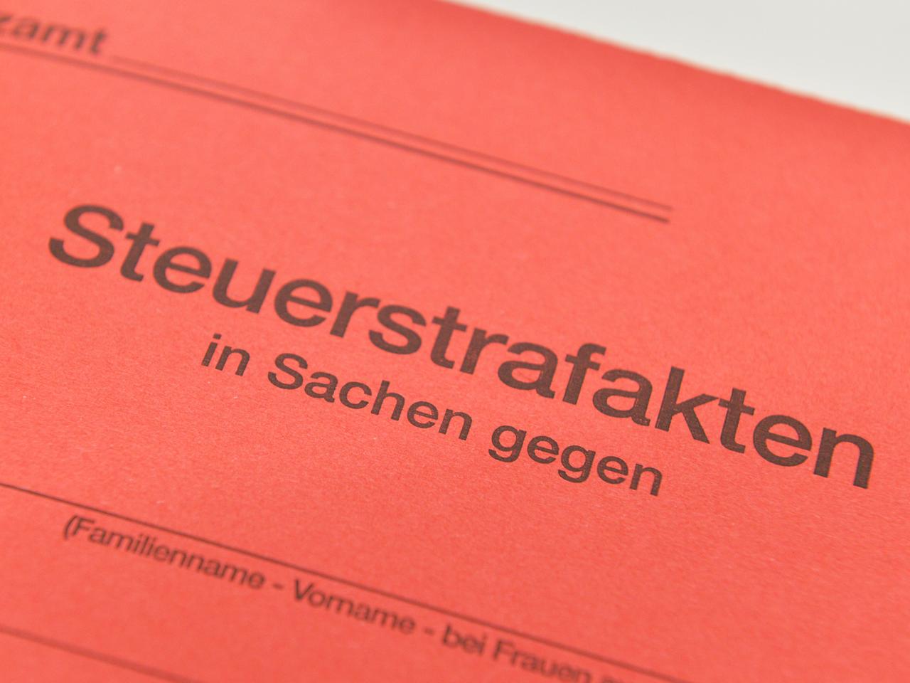 Großaufnahme eines roten Aktendeckels mit der Aufschrift "Steuerstrafakten in Sachen gegen..." Großaufnahme eines roten Aktendeckels mit der Aufschrift "Steuerstrafakten in Sachen gegen..."
