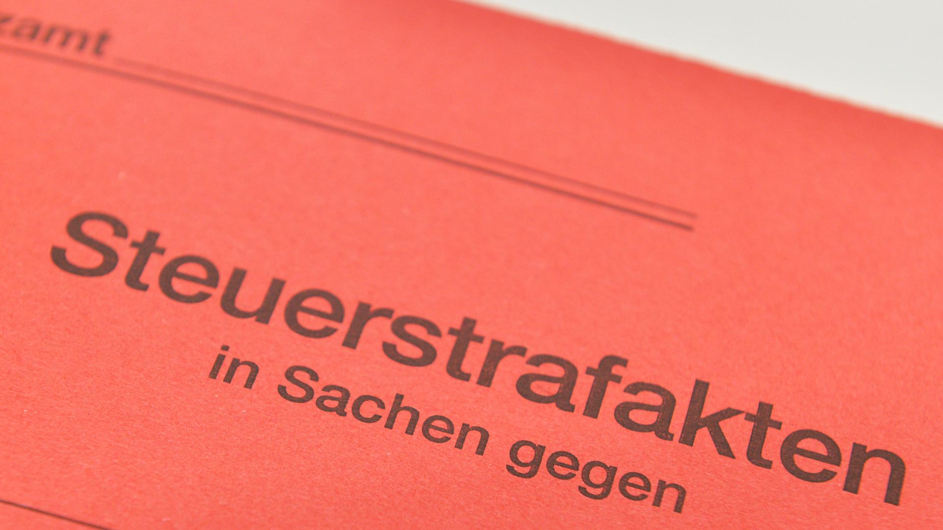 Alice Schwarzer sieht sich nach ihrer Steuer-Beichte scharfer Kritik ausgesetzt. Alice Schwarzer sieht sich nach ihrer Steuer-Beichte scharfer Kritik ausgesetzt.