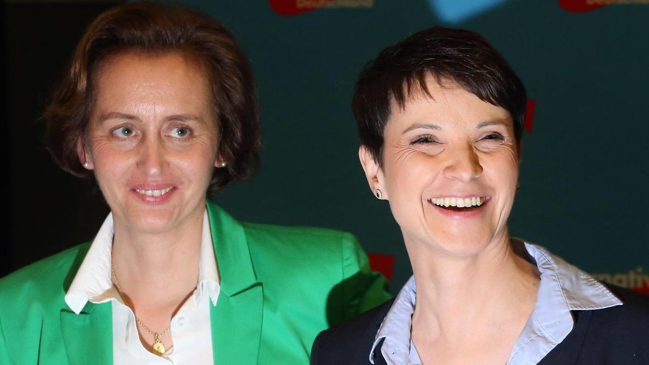Lachend zeigen sich die Vorsitzende der AfD, Frauke Petry, und ihre Stellvertreterin Beatrix von Storch (l.) am 13.03.2016 nach den Hochrechnungen der Wahlen in Sachsen-Anhalt, Rheinland-Pfalz und Baden-Württemberg auf der Wahlparty in Berlin. Lachend zeigen sich die Vorsitzende der AfD, Frauke Petry, und ihre Stellvertreterin Beatrix von Storch (l.) am 13.03.2016 nach den Hochrechnungen der Wahlen in Sachsen-Anhalt, Rheinland-Pfalz und Baden-Württemberg auf der Wahlparty in Berlin.