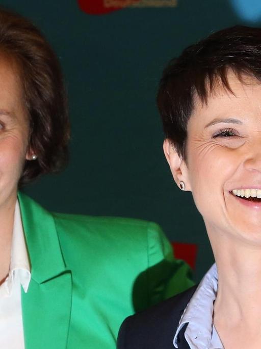 Lachend zeigen sich die Vorsitzende der AfD, Frauke Petry, und ihre Stellvertreterin Beatrix von Storch (l.) am 13.03.2016 nach den Hochrechnungen der Wahlen in Sachsen-Anhalt, Rheinland-Pfalz und Baden-Württemberg auf der Wahlparty in Berlin.