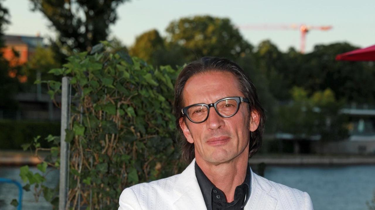 Oskar Roehler im weißen Sakko. Oskar Roehler im weißen Sakko.