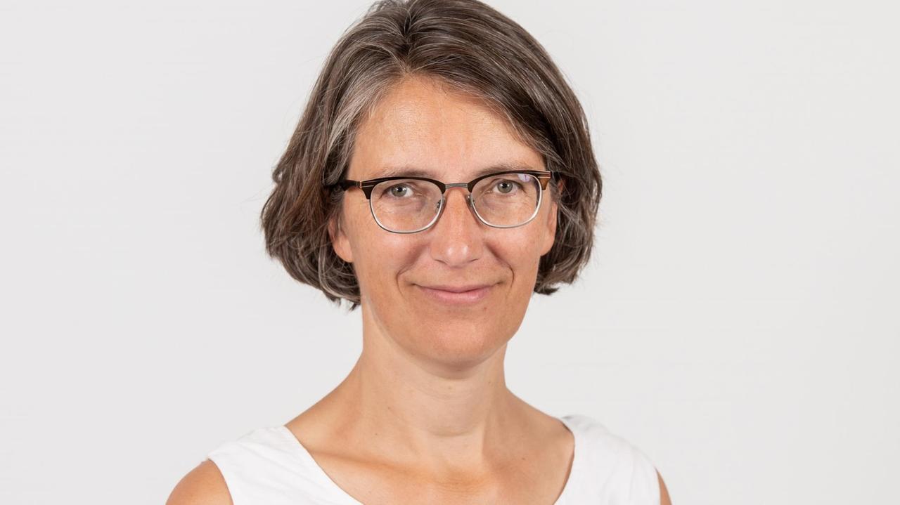 Porträt von Dr. Gesine Dornblüth, Journalistin und ehemalige Russlandkorrespondentin für das Deutschlandradio.