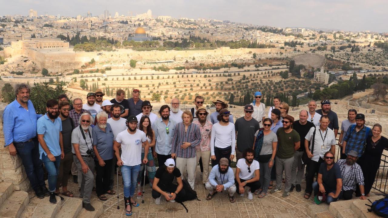 Darsteller der Passionsspiele 2020 posieren in Jerusalem für ein Gruppenfoto mit dem Tempelberg im Hintergrund. Darsteller der Passionsspiele 2020 posieren in Jerusalem für ein Gruppenfoto mit dem Tempelberg im Hintergrund.