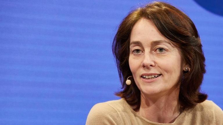 Die Spitzenkandidatin der SPD für die Europawahl, Katarina Barley, Bundesjustizministerin, spricht auf einer Bühne auf der Marketing-Fachmesse "Online Marketing Rockstars" (OMR) in den Messehallen.
