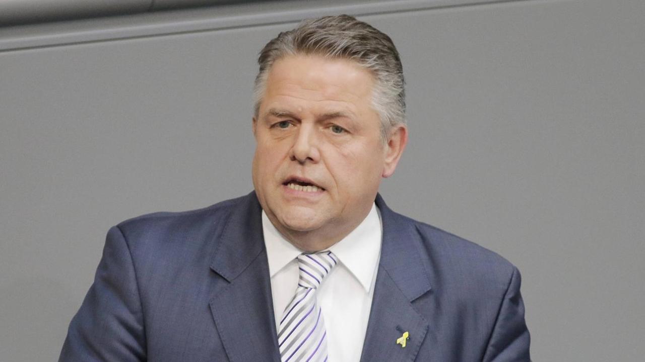 Der CDU-Abgeordnete Klaus-Peter Willsch steht am Renderpult im Deutschen Bundestag. Der CDU-Abgeordnete Klaus-Peter Willsch steht am Renderpult im Deutschen Bundestag.