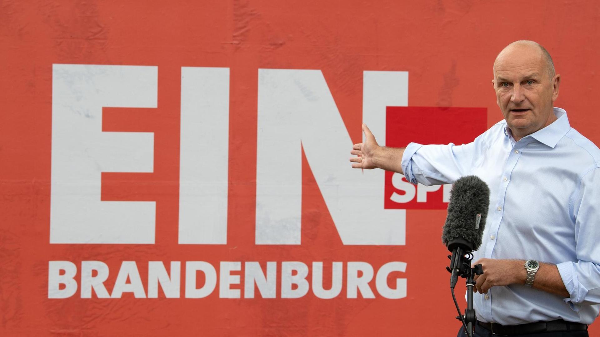 Brandenburg, Potsdam: Dietmar Woidke, Ministerpräsident von Brandenburg und SPD-Landesvorsitzender, spricht während einer Pressekonferenz zur Wahlkampfkampagne seiner Partei vor der Landtagswahl am 01.09.2019. Brandenburg, Potsdam: Dietmar Woidke, Ministerpräsident von Brandenburg und SPD-Landesvorsitzender, spricht während einer Pressekonferenz zur Wahlkampfkampagne seiner Partei vor der Landtagswahl am 01.09.2019.