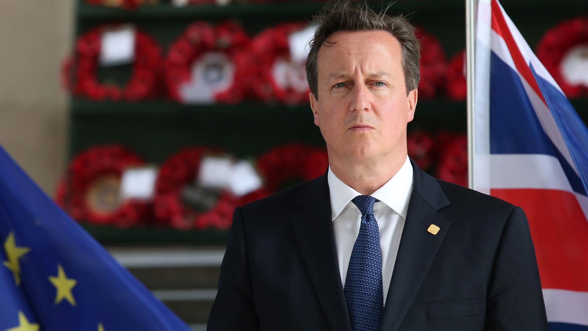 David Cameron zwischen den Flaggen Großbritanniens und der EU. David Cameron zwischen den Flaggen Großbritanniens und der EU.