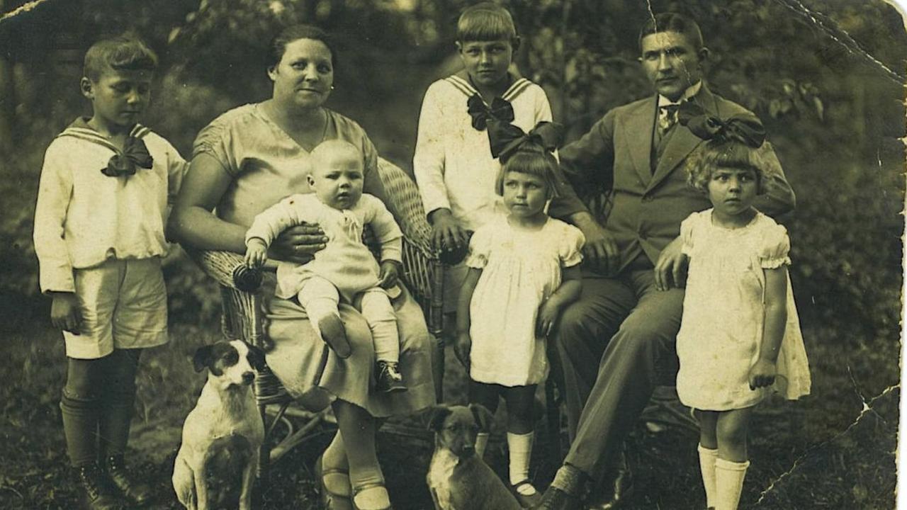 Ein Familienfoto von Thekla und Adam Molinnus mit ihren Kindern von ca. 1928/29. 