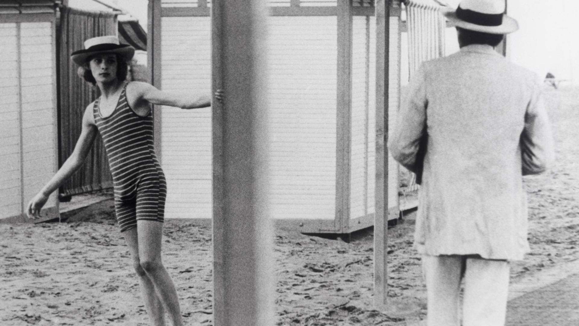 Björn Andresen (l) als Tadzio und Dirk Bogarde als Gustav von Aschenbach in der filmischen Thomas-Mann-Adaption "Tod in Venedig" von Luchino Visconti aus dem Jahr 1971 Björn Andresen (l) als Tadzio und Dirk Bogarde als Gustav von Aschenbach in der filmischen Thomas-Mann-Adaption "Tod in Venedig" von Luchino Visconti aus dem Jahr 1971