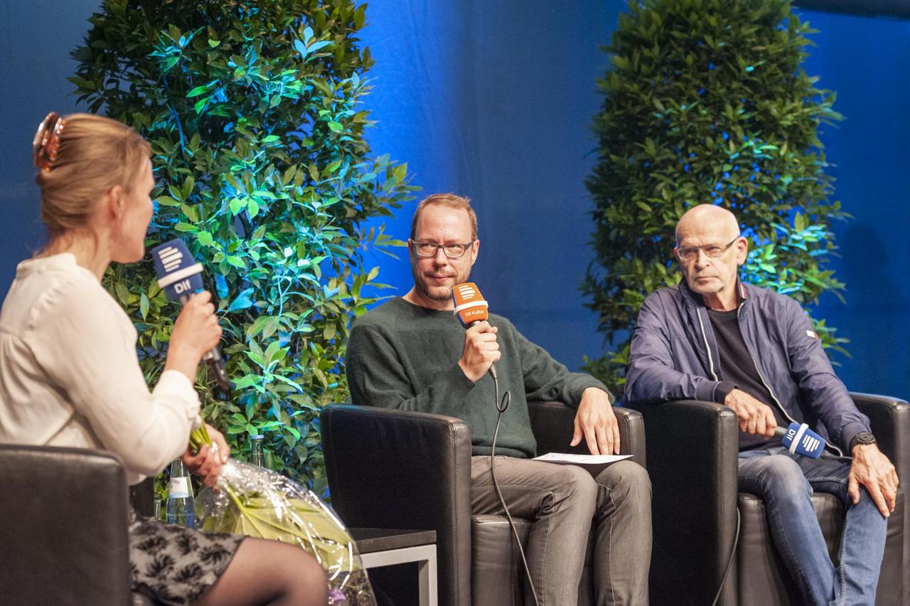 Marksu Beckedahl und Günter Wallraff im Gespräch mit Marlene Nunnendorf beim Kölner Forum für Journalismuskritik Marksu Beckedahl und Günter Wallraff im Gespräch mit Marlene Nunnendorf beim Kölner Forum für Journalismuskritik