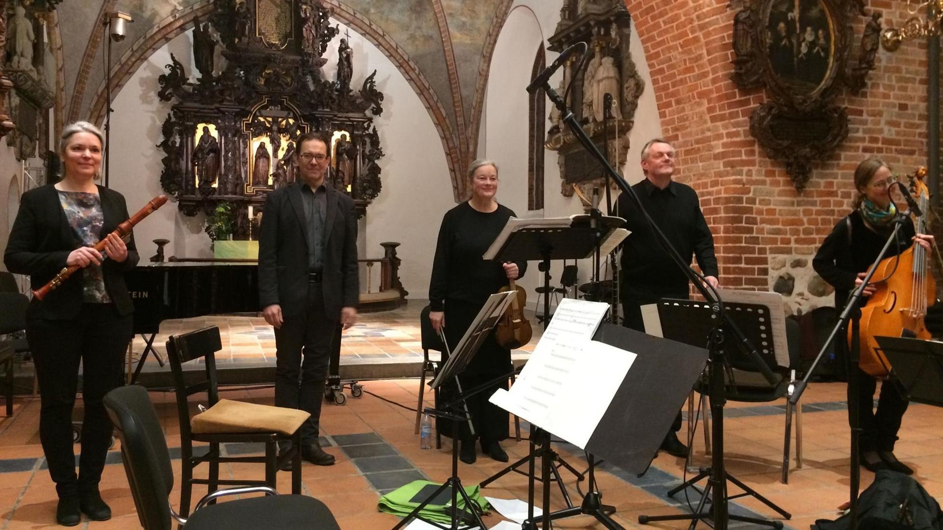 Ensemble Lipparella beim Schlussapplaus in der St. Nicolai-Kirche in Eckernförde Ensemble Lipparella beim Schlussapplaus in der St. Nicolai-Kirche in Eckernförde