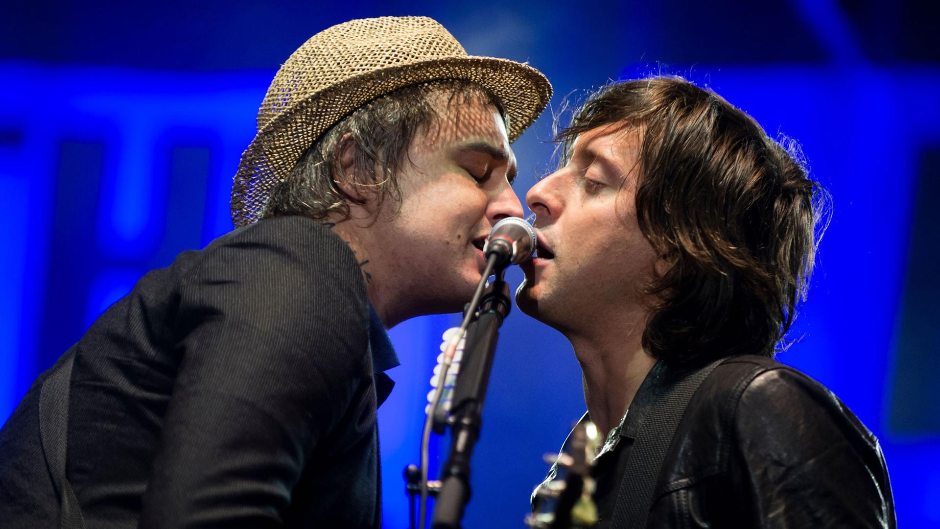 Pete Doherty (l) und Carl Barat von der Band "The Libertines" Pete Doherty (l) und Carl Barat von der Band "The Libertines"