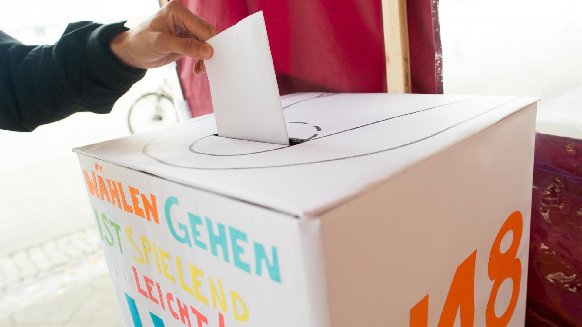 Ein Jugendlicher wirft am 15.09.2017 in Magdeburg (Sachsen-Anhalt) an einem Wahlstand für die U-18-Wahl einen Wahlzettel in eine Wahlurne. Ein Jugendlicher wirft am 15.09.2017 in Magdeburg (Sachsen-Anhalt) an einem Wahlstand für die U-18-Wahl einen Wahlzettel in eine Wahlurne.