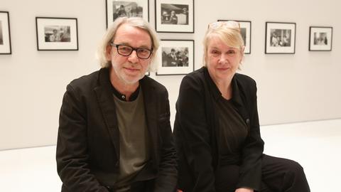 Die Fotografen Ute und Werner Mahler posieren am 10.04.2014 in den Deichtorhallen in Hamburg vor Arbeiten aus der Serie "Zusammenleben" 1972-1988.